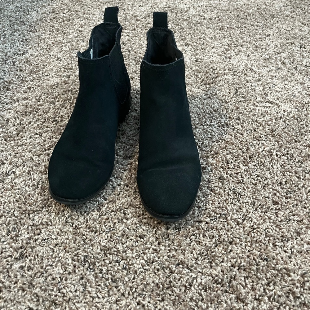 Tom’s black booties size 8